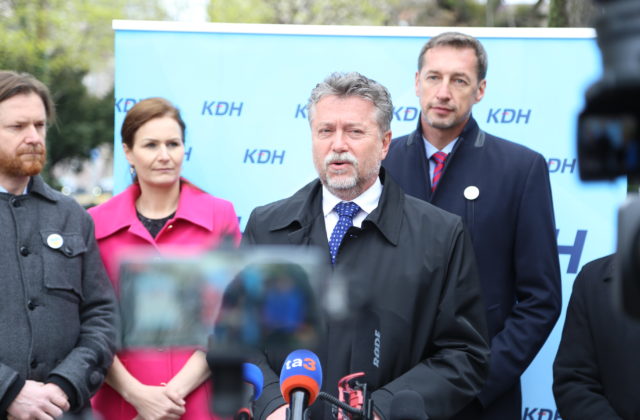 Vláda nezvládla migračnú krízu a dostala Slovensko mimo schengen, tvrdí KDH