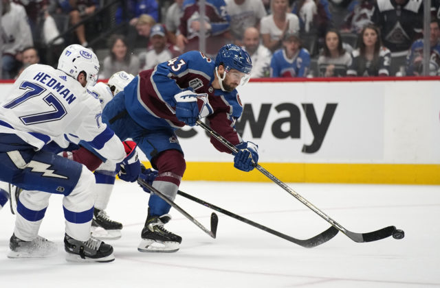 Colorado v druhom finále NHL „sfúklo“ Černákovu Tampu sedemgólovou lavínou a odohralo takmer dokonalý zápas (video)