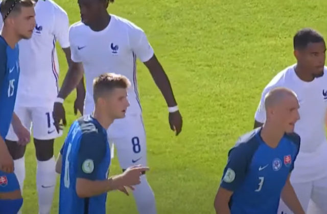 Slovenská „19“ vstúpila do ME krutým debaklom od Francúzska, tréner Rusnák očakával viac (video)