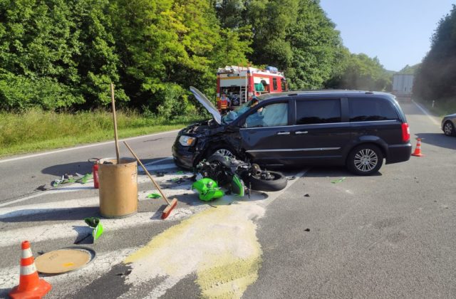 Motorkár neprežil zrážku s autom pri obci Kuklová (foto)