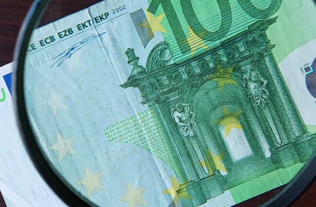 Jednorazovú pomoc 100 eur dostanú aj ďalšie osoby, ale musia podať písomnú žiadosť