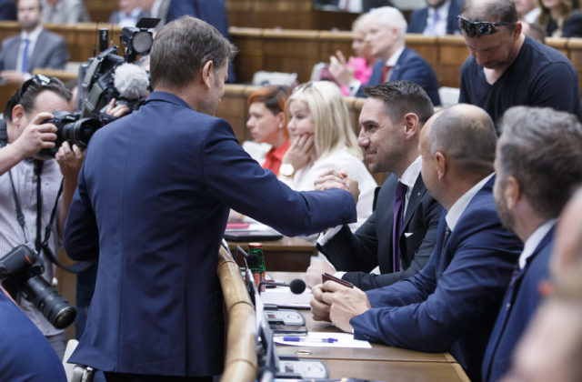 Aj Tabák a kotlebovci podporili Matovičov balíček. Kto ešte hlasoval za prelomenie veta Čaputovej?
