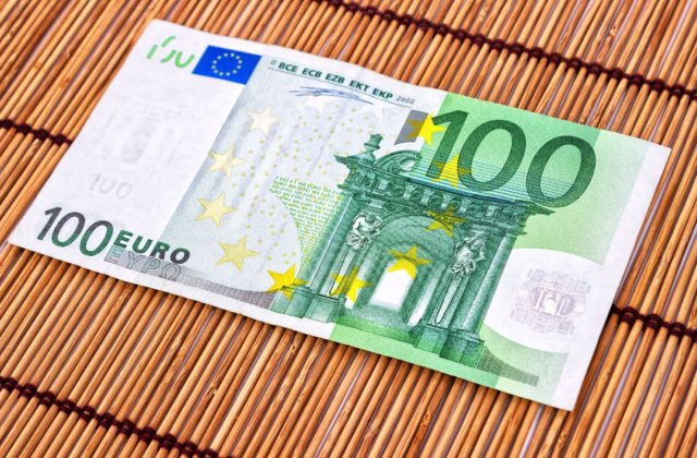 Štát vypláca 100 eur. Máte aj vy nárok na jednorazový príspevok?