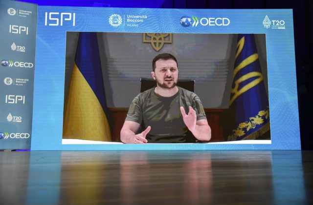 Zelenskyj apeluje na západné krajiny, aby urýchlili dodávky ťažkých zbraní na zastavenie diabolskej armády (video)