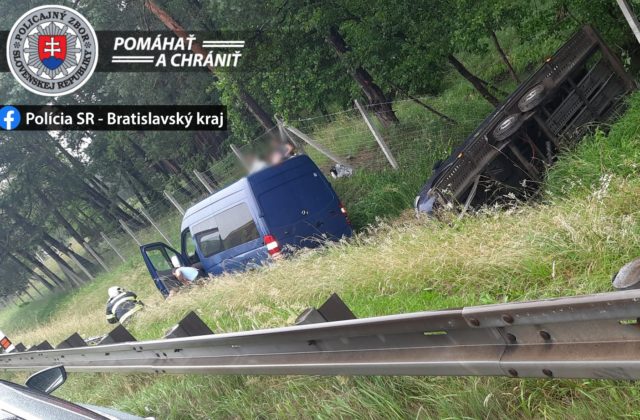 Na diaľnici D2 došlo k vážnej dopravnej nehode, ťažko sa zranilo aj dieťa