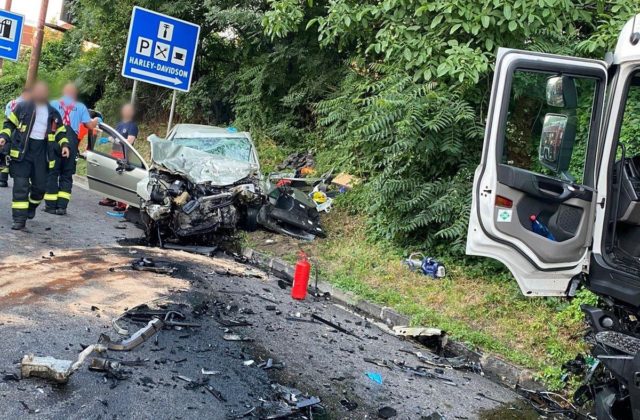 Vodič vošiel na Gagarinovej ulici do jazdnej dráhy nákladiaka, nehodu neprežil (foto)