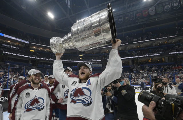 Hráči Colorada po tretí raz zdvihli nad hlavu Stanleyho pohár, Černákovej Tampe hetrik nevyšiel (video)