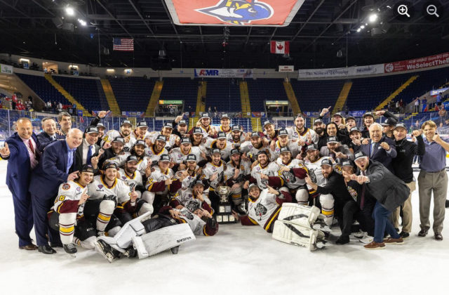 Pánik v turbulentnej sezóne pomohol Chicagu Wolves získať Calderov pohár a jeho spoluhráč nešetril chválou (video)