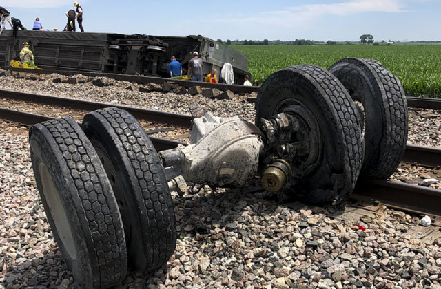 Vlak spoločnosti Amtrak sa zrazil s vyklápacím autom (video+foto)