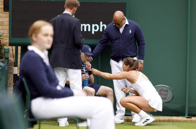 Burrageová prerušila zápas na Wimbledone a balíčkom cukríkov ratovala podávača loptičiek