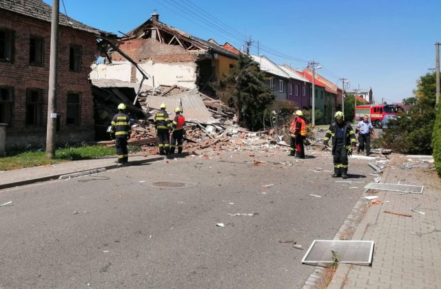 Explózia v českých Olšanoch zrovnala dom so zemou, pod troskami hľadajú preživších (foto)