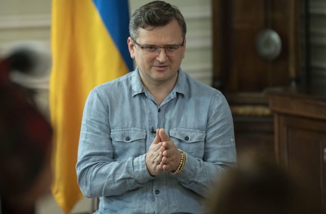 Rusov hnevá možný zákaz dovolenkovať v EÚ. Sťažujte sa v Kremli u Putina, odkázal Kuleba nespokojným občanom federácie