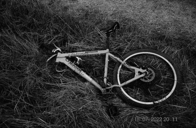 Auto pri Zvolene vletelo do hasičov na bicykloch, dvaja zahynuli (foto)