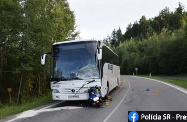Polícia pátra po svedkoch nehody v Tatranskej Lomnici, na ceste vyhasol život motorkára
