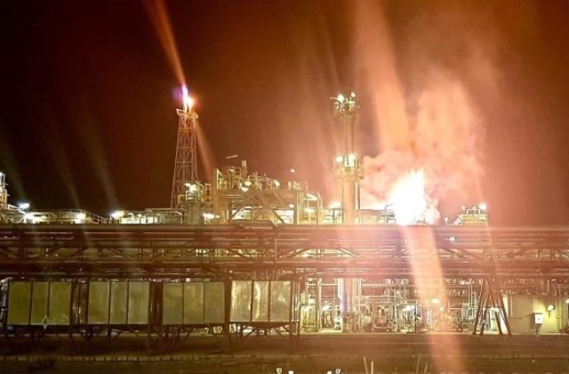 Výbuch v chemičke pri Litvínove má zranených, odmerať museli aj hodnoty škodlivých látok v ovzduší (foto)