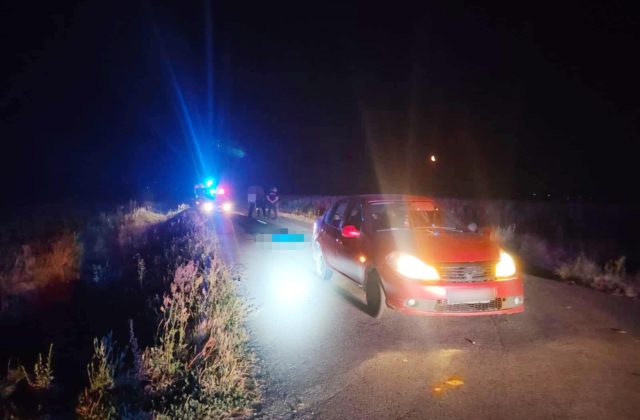 Dopravná nehoda si vyžiadala život chodca, ležal rovno na ceste a vodič už zrážke nedokázal zabrániť (foto)