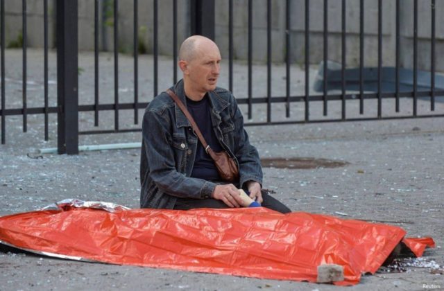 Otec chlapca zabitého v Charkove sa dve hodiny modlil nad jeho telom (foto)