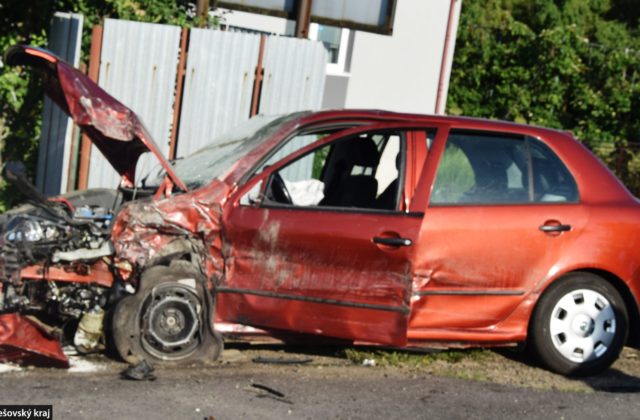 Pri Čiernej nad Topľou došlo k čelnej zrážke dvoch áut, starší muž z nezistených dôvodov prešiel do protismeru