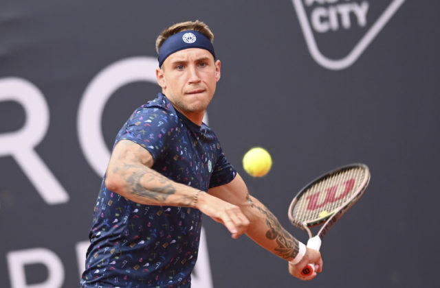 Alex Molčan sa na turnaji v Hamburgu dostal cez Čoriča do semifinále, kde narazí na Alcaraza