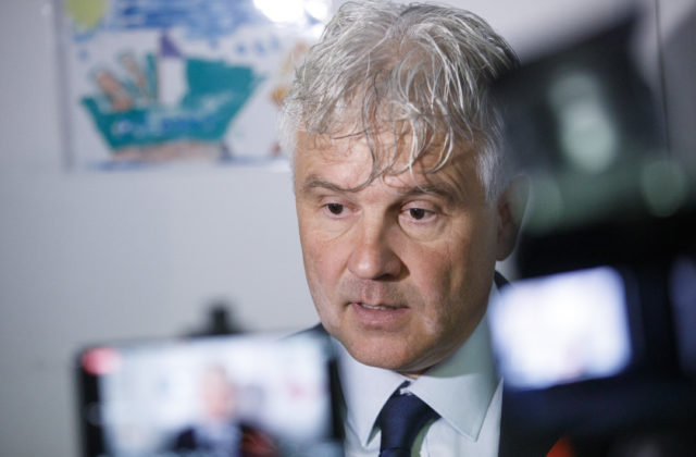 Detský ombudsman v tom má jasno. Ideálne prostredie pre dieťa je harmonická rodina s otcom a mamou, uviedol na pochode za rodinu