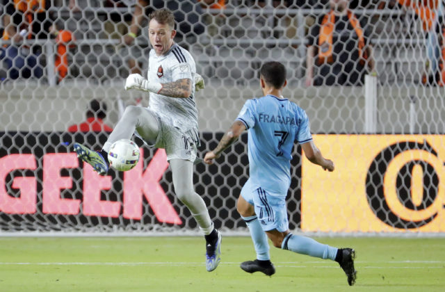 Prešlo už tridsať rokov, odkedy vo futbale neplatí pravidlo o „malej domov“. A tak je to dobre