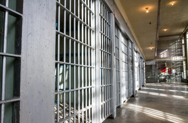 Ministerstvo spravodlivosti chce zvýšiť ochranu práv väzňov, novela počíta so zavedením kamier na rovnošatách dozorcov
