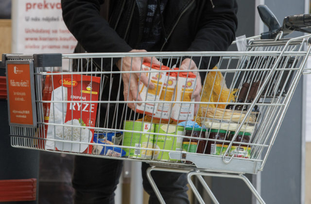Naložili nákupný vozík a odišli bez platenia. Na takýto „nákup“ však teraz poriadne doplatia