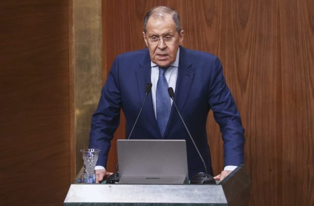 Lavrov na stretnutí Bezpečnostnej rady poprel obvinenia Západu a vyzval na potrestanie vlády v Kyjive