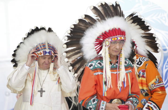 Pápež sa v Kanade ospravedlnil pôvodným obyvateľom za zneužívanie na školách