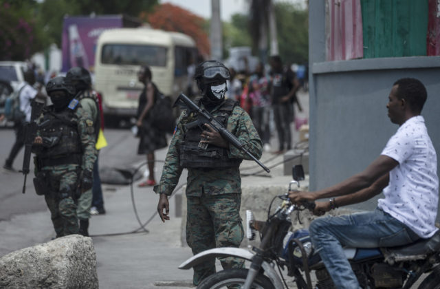 Vyčíňanie gangov v hlavnom meste Haiti si vyžiadalo vyše dvesto mŕtvych, ľudia utekajú alebo nevychádzajú z domu