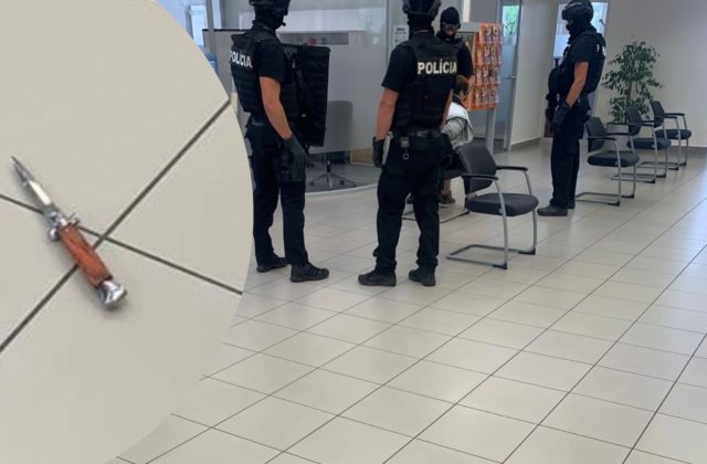 Dráma v banskobystrickej banke, ženu s nožom museli spacifikovať kukláči (foto)