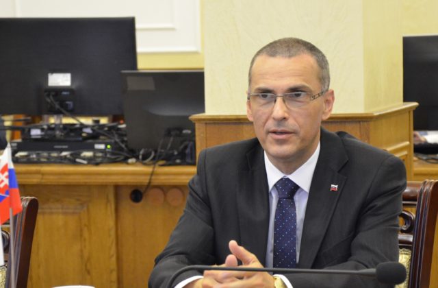 Osoba generálneho prokurátora je očierňovaná a dlhú dobu čelí atakom, obhajuje sa Žilinka a venoval odkaz Hegerovi