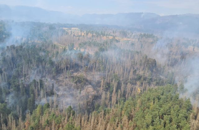 Požiar v Českom Švýcarsku už lokalizovali, hasiči používajú aj drony s termovíziou a pomáhajú i lezci (foto)