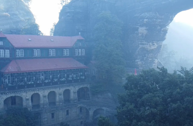 Požiar v Českom Švýcarsku sa rozšíril k Nemecku. Ohnísk pribúda, ale Pravčická brána je v poriadku (foto+video)