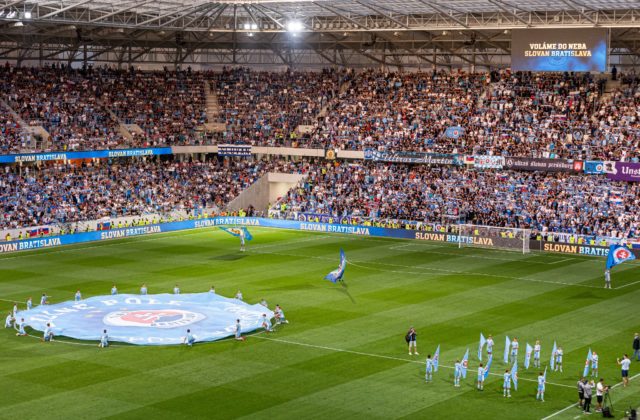 Slovan dostal od UEFA tvrdú ranu, rasistické správanie fanúšikov ho vyjde draho a trest sa dotkne aj štadióna