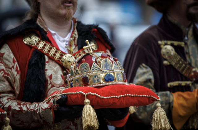 V Bratislave sa ukázali králi, ktorých tu v minulosti korunovali. Ferdinand IV. išiel na čele sprievodu (video+foto)