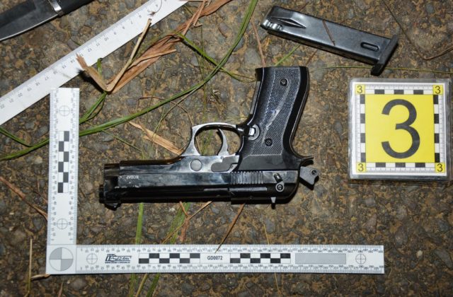 Muža budú súdiť pre dve vraždy aj viaceré pokusy o ne, hrozí mu doživotie