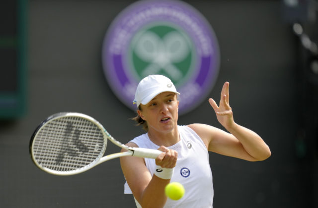 Swiatekovej dlhá víťazná séria sa skončila, svetová jednotka dohrala na Wimbledone v 3. kole