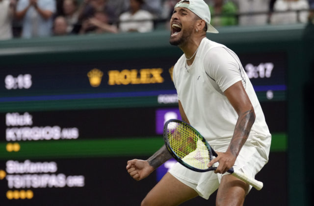 Súboj horúcich hláv na Wimbledone vyhral Kyrgios, podľa Tsitsipasa je to tyran, ktorý šikanuje súperov