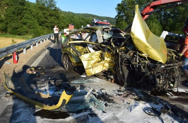 Vodič Peugeotu prešiel do protismeru a spôsobil čelnú zrážku, vyžiadala si jednu obeť aj zranené deti (foto)
