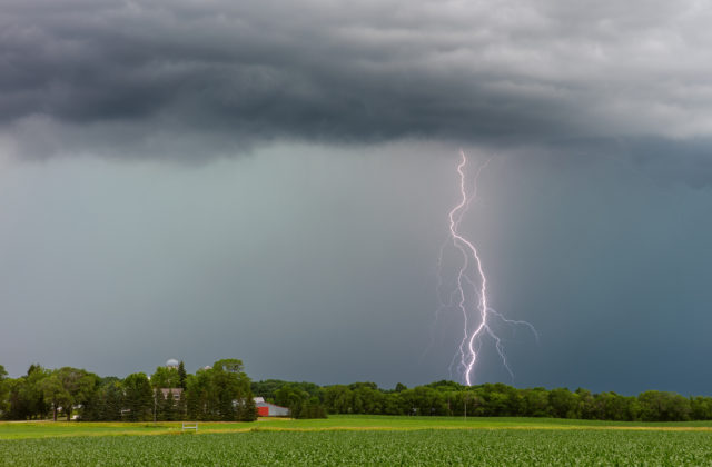 V utorok sa výrazne ochladí, meteorológovia varujú pred intenzívnymi búrkami na niektorých miestach Slovenska