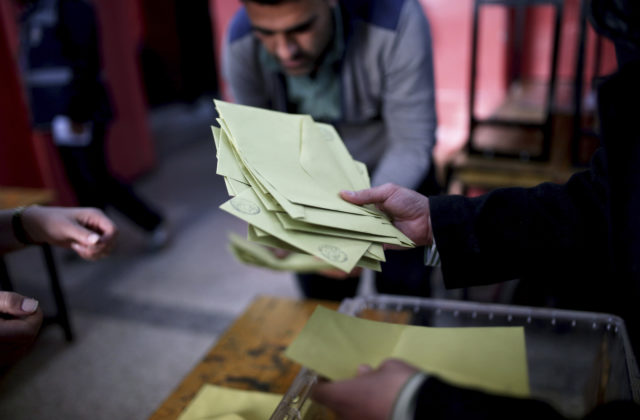 Anexia alebo vytvorenie nových republík, Rusko v auguste zorganizuje referendum na Donbase