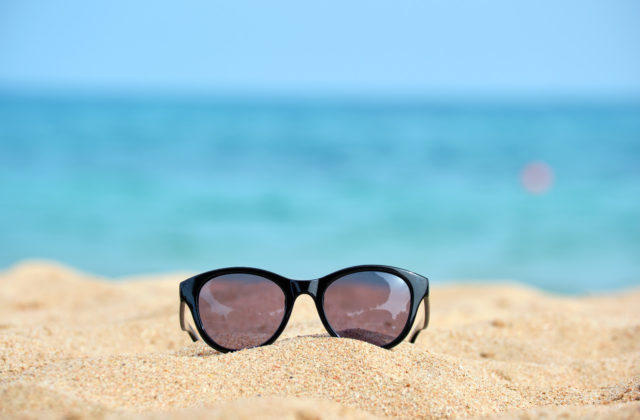 Dobré okuliare majú tmavé sklá a v lete sa oči neoperujú. Aké sú mýty a pravdy o našom zraku v letných mesiacoch?