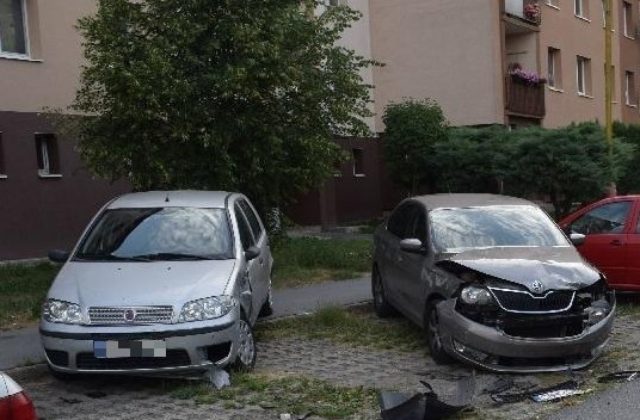 Mladík bez vodičského preukazu narazil v Sabinove do zaparkovaných áut, za volant si navyše sadol podnapitý