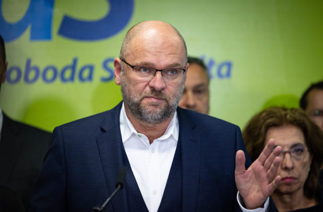 SaS ako keby dávala najavo, že až tak veľmi z vlády odísť nechce a divadlo bude podľa politológa pokračovať