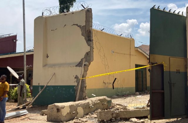 Džihádisti zaútočili na väzenie v nigérijskom hlavnom meste Abuja, utieklo odtiaľ takmer deväťsto väzňov