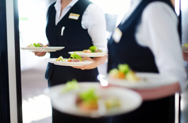 Hotelierov a gastro prevádzky musia zachraňovať brigádnici, pred letnou sezónou chýbalo viac ako 10-tisíc zamestnancov