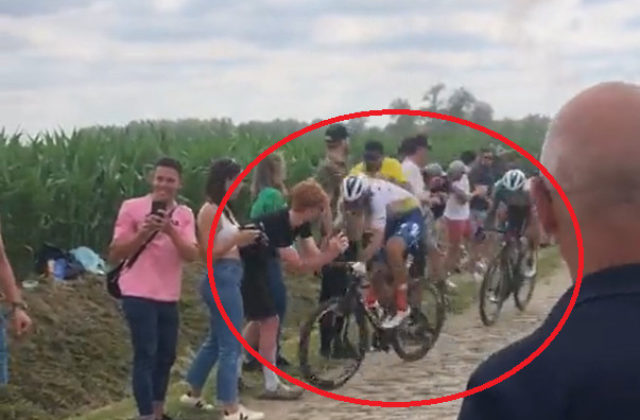 Sagan prišiel o jedného zo svojich pomocníkov, Oss pri páde dopadol oveľa horšie ako náš cyklista (video)