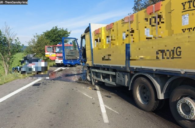 Vo Veľkých Uherciach sa zrazilo auto s kamiónom, po tragickej nehode je cesta neprejazdná (foto)
