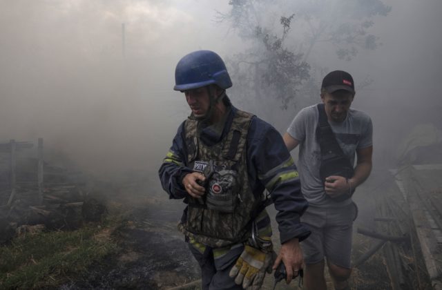 Raketový útok na obytný dom v meste Časiv Jar má desať obetí a desiatky ľudí sú zrejme ešte pod troskami